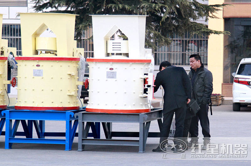 客戶來廠參觀、選購立式復(fù)合破設(shè)備