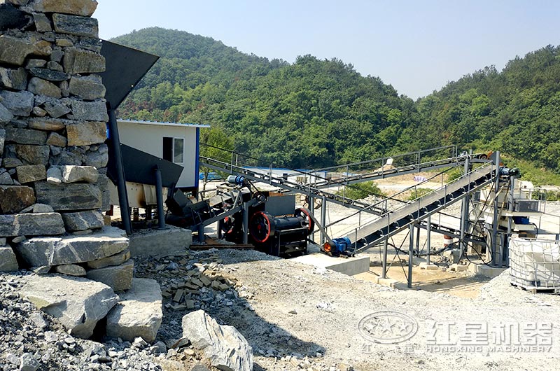 顎式細(xì)破碎機(jī)破碎現(xiàn)場(chǎng)，搭配制砂機(jī)使用